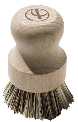 L'Avant Collective Wooden mushroom-shaped brush with natural sisal fibers.
