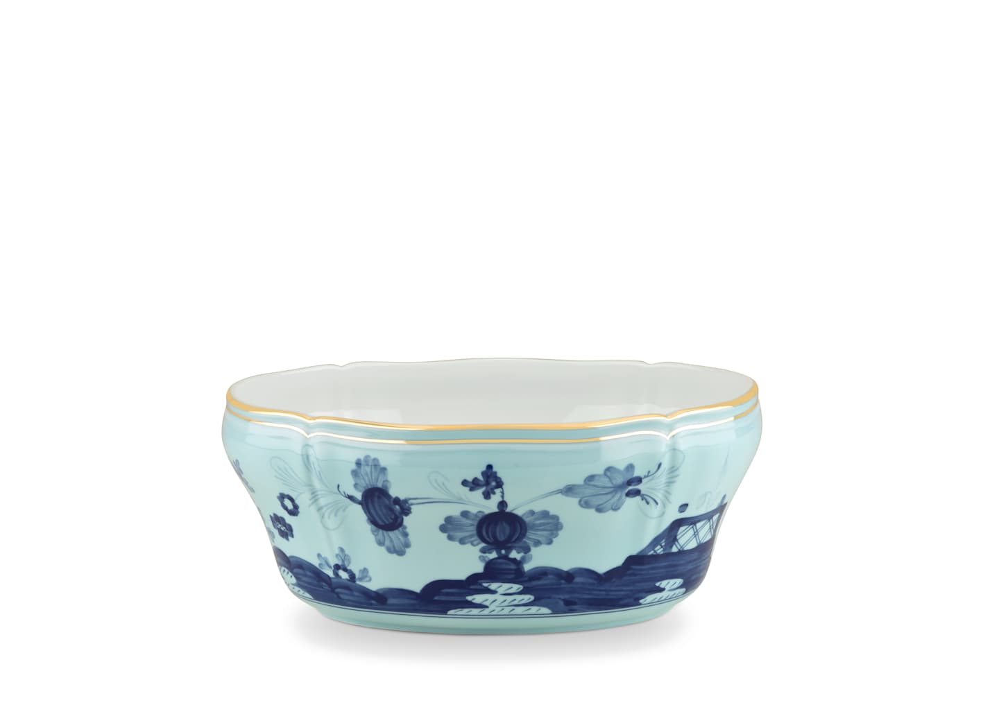 The Oriente Italiano Iris with Gold Dinnerware & Decor Collection by Ginori 1735 features a porcelain bowl with a scalloped rim, light blue base, gold trim, and dark blue floral and geometric patterns inspired by Faenza ceramics.
