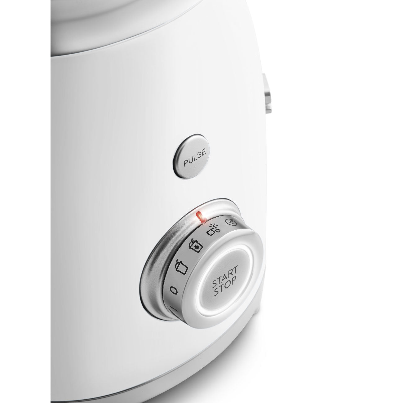 Close-up of a Smeg Blender Collection control panel featuring a pulse button and a sleek silver dial with start, stop, and other settings.