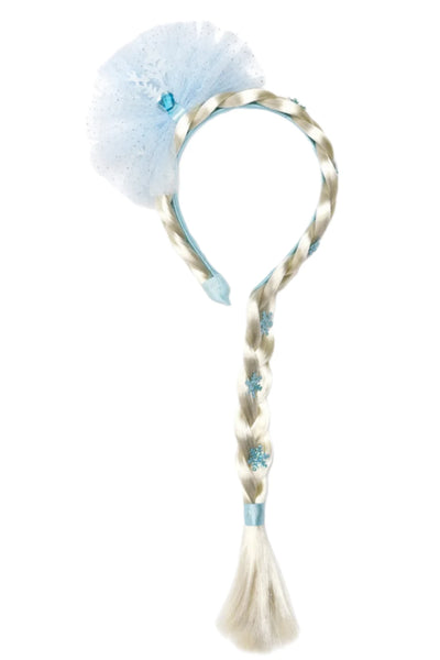 The Great Pretenders Ice Queen Princess Hair Braid is a headband featuring a blue and white braided ponytail, delicate snowflakes, and a blue netting bow, making it perfect for an Ice Queen Princess look.