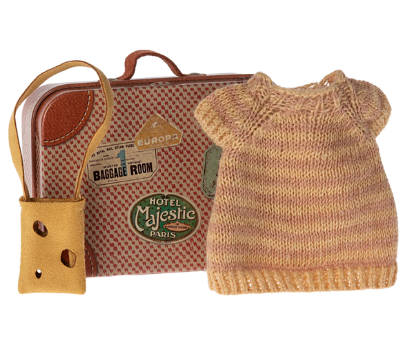 The Maileg Knitted Dress & Bag in Suitcase is perfect for big sister mouse clothes. This delightful set includes a small metal suitcase adorned with travel stickers, a mini yellow luggage tag, and a charming knitted striped baby dress. Recommended for ages 3 and up.