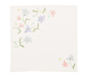 Ideal for bridal luncheons or garden parties, the Kim Seybert Vista Napkin Set features white napkins hand-embroidered with pastel flowers and green leaves in two corners for a charming touch.