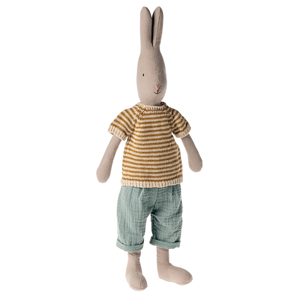 Introducing our charming Maileg Rabbit size 3, Classic, featuring a knitted shirt and shorts. Part of the Maileg collection, this delightful bunny is crafted from natural fabrics for the softest cuddles.