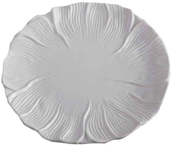 A luxury melamine dinner plate with a scalloped, textured edge resembling the pattern of leaf veins - Beatriz Ball Vida Lettuce Dinner Plate by Beatriz Ball.