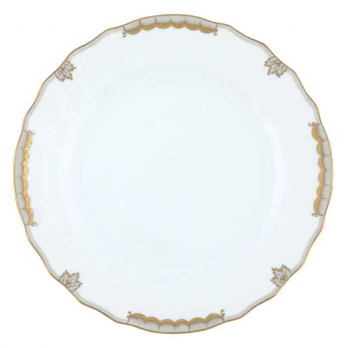 Herend’s Princess Victoria Gray Collection features a white porcelain plate with a scalloped rim, elegant gold trim, and subtle hand-painted leaf motifs inspired by Queen Victoria’s classic designs.