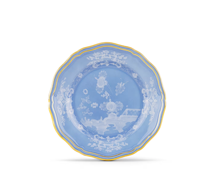 A round blue porcelain plate from the Ginori 1735 Oriente Italiano Pervinca Serveware & Decor Collection, adorned with white floral motifs and a yellow-bordered scalloped edge, displayed on a plain white background—an exquisite choice for those seeking elegant home decor accents or distinctive porcelain dinner plates.