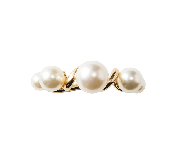 The Kim Seybert Pearl Drift Napkin Ring in Pearl/Gold features four white pearls in a twisted gold design, adding elegance to any formal table setting.