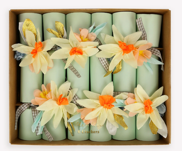 Meri Meri Floral Crackers Green Daffodils, by Meri Meri, come in a box of six. These crackers feature large crepe paper daffodils in yellow and orange, with gold and gingham ribbon accents, adding charm to your table decor.