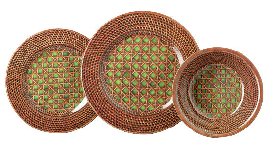 Three Mario Luca Giusti wicker plates of decreasing sizes with intricate patterns, embodying aesthetic research, arranged in a row from largest to smallest on a white background.